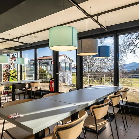 Coffee Fellows Sued Motel 3*