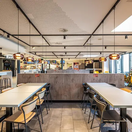 Coffee Fellows Sued Motel 3*
