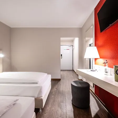 Coffee Fellows Sued Motel 3*
