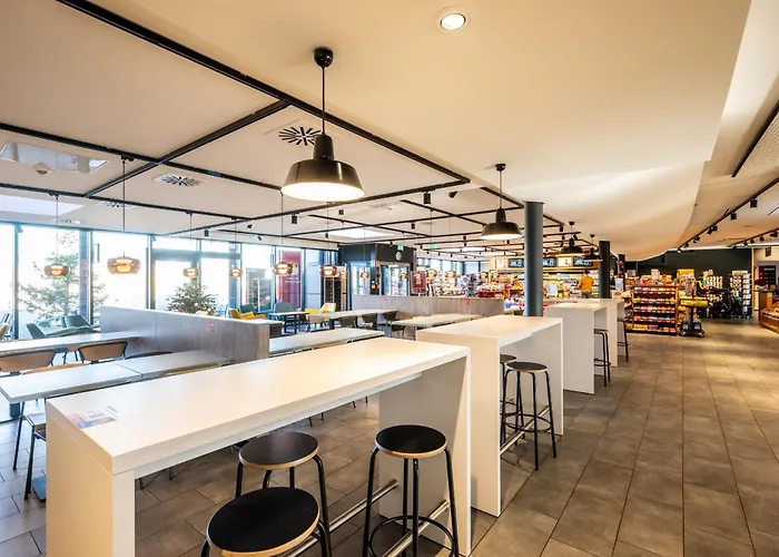 汽车旅馆 Coffee Fellows Sued