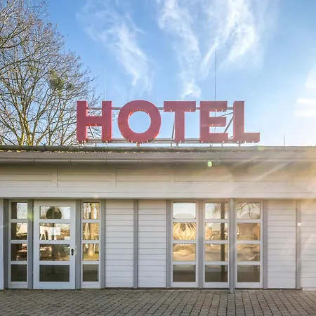 Coffee Fellows Sued Motel 3*