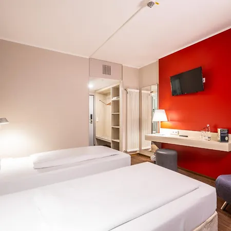 Coffee Fellows Sued Motel 3*