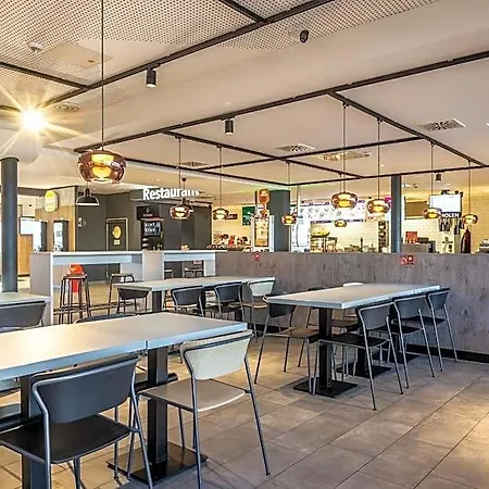 Coffee Fellows Sued Motel 3*