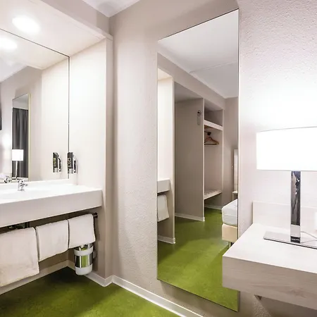 Coffee Fellows Sued Motel 3*